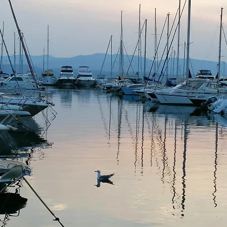 Voilier De Charme A Quai