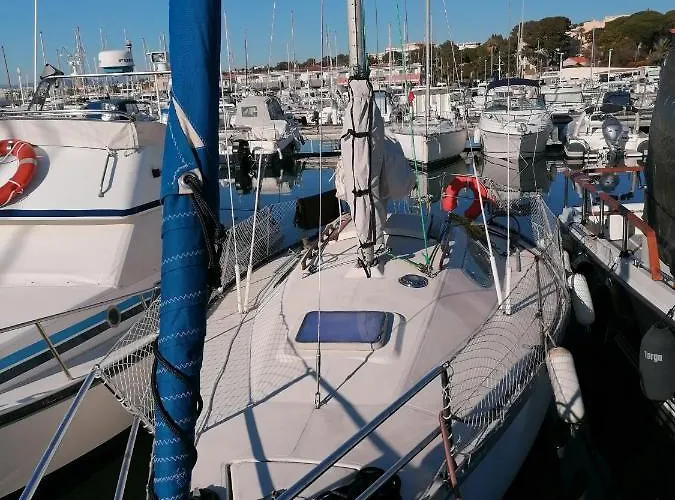 Voilier De Charme A Quai