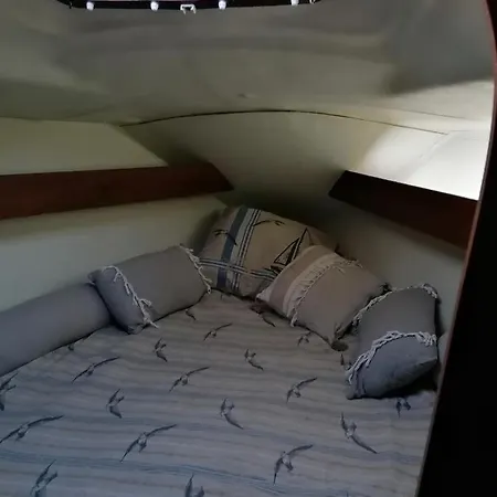 Voilier De Charme A Quai