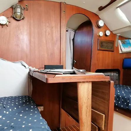 Voilier De Charme A Quai *