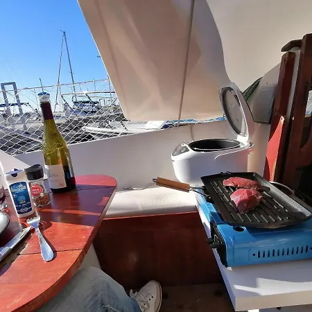 Voilier De Charme A Quai Botel Saint-Raphaël